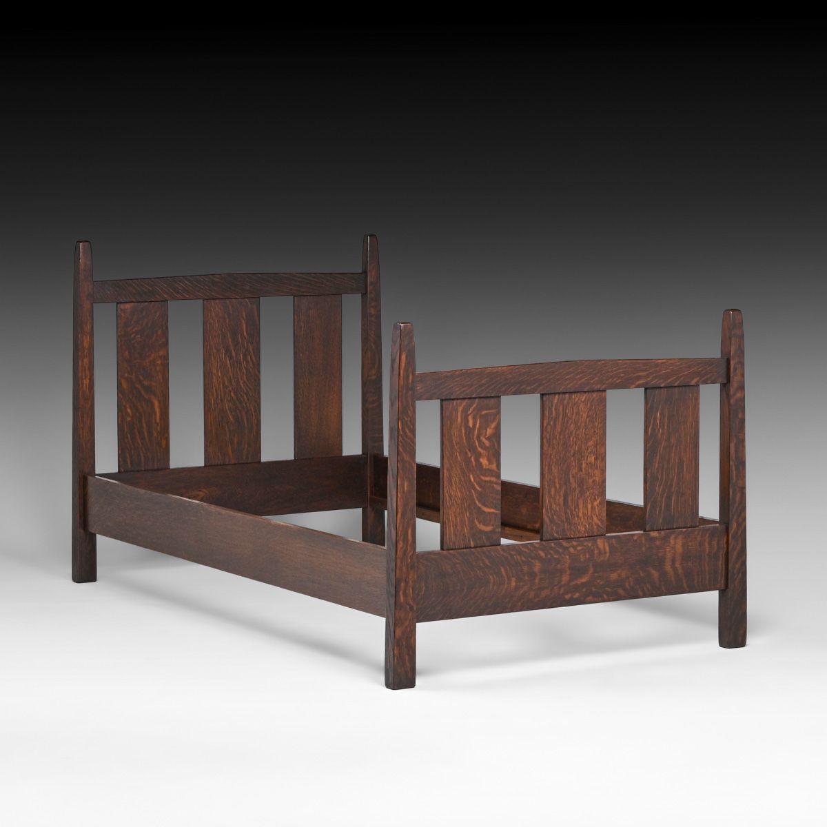 Gustav Stickley Pair Pencil-Post Twin Beds c1910